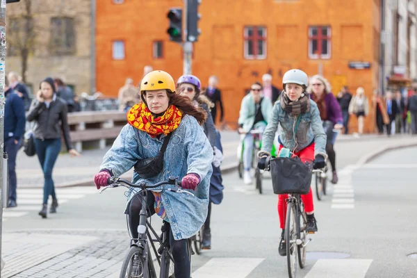 People going by bike in Copenhagen — Stock Photo, Image