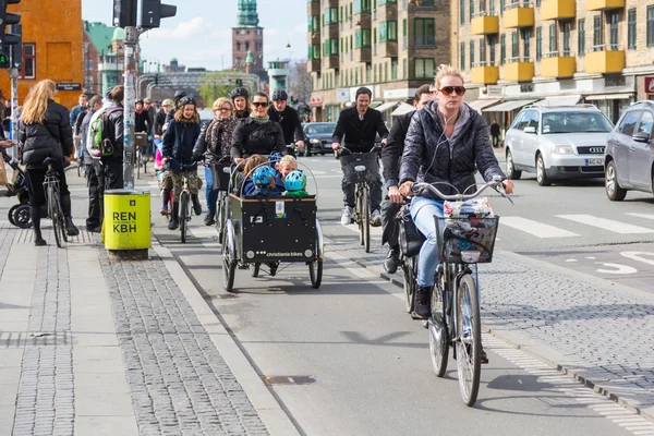 Ανθρώπους που πηγαίνουν με το ποδήλατο στην Κοπεγχάγη — Φωτογραφία Αρχείου