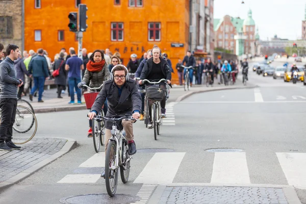 Människor som går på cykel i Köpenhamn — Stockfoto