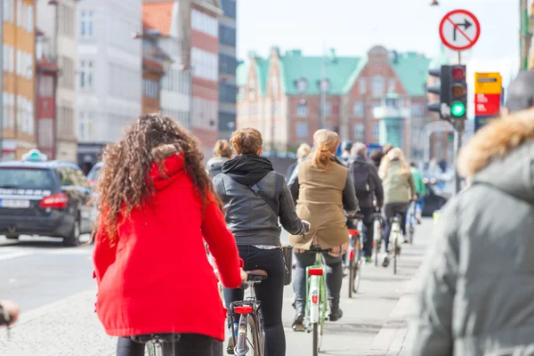 Lidé se na kole v Kodani — Stock fotografie