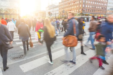 Kopenhag crossin zebra üzerinde yürüyen insanlar, bulanık kalabalık