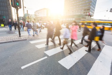 Kopenhag crossin zebra üzerinde yürüyen insanlar, bulanık kalabalık