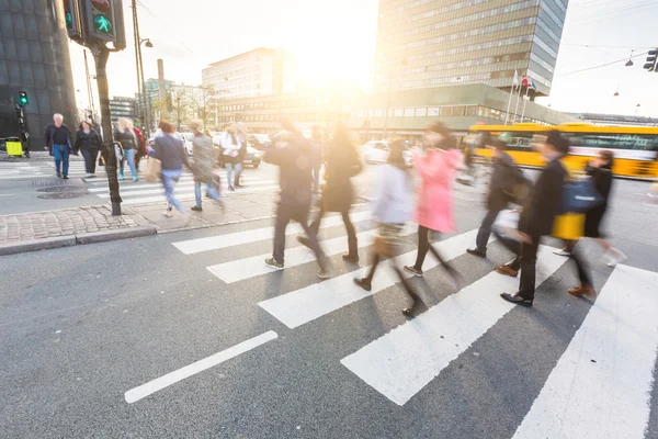 Multitud borrosa de personas caminando en el cruce de cebra en Copenhague — Foto de Stock