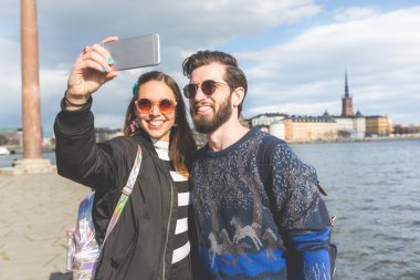 Stockholm'de bir selfie alarak genç hippi çift