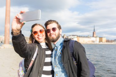 Stockholm'de bir selfie alarak genç hippi çift