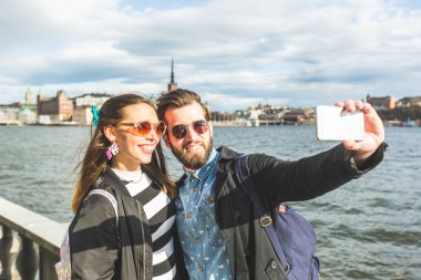 Stockholm'de bir selfie alarak genç hippi çift