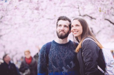 Stockholm hipster çift portre kiraz çiçekleri ile