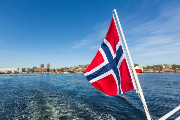 Norwegian flag waving on poop of a boat in Oslo — Stock Photo, Image