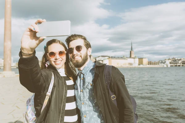 Joven pareja hipster tomando una selfie en Estocolmo — Foto de Stock