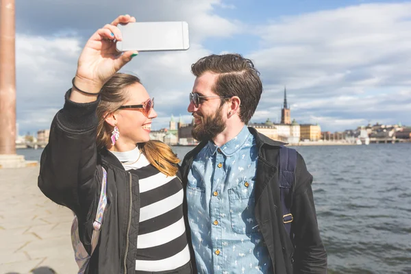 Jonge hipster paar nemen een selfie in Stockholm — Stockfoto