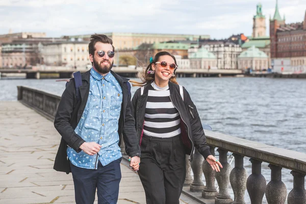 Para młoda hipster działa ręka w rękę w Sztokholmie — Zdjęcie stockowe