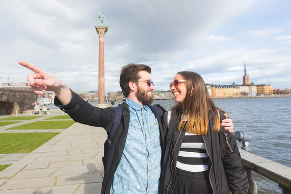 Jovem casal hipster visitando Estocolmo — Fotografia de Stock