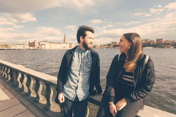 Jeune couple hipster visitant Stockholm — Photo