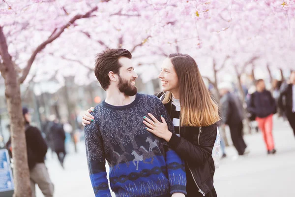 Casal hipster feliz em Estocolmo com flores de cereja — Fotografia de Stock