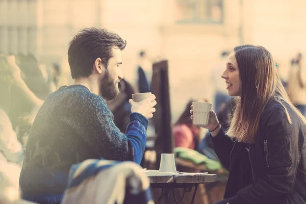 Hipster par dricka kaffe i gamla stan. — Stockfoto