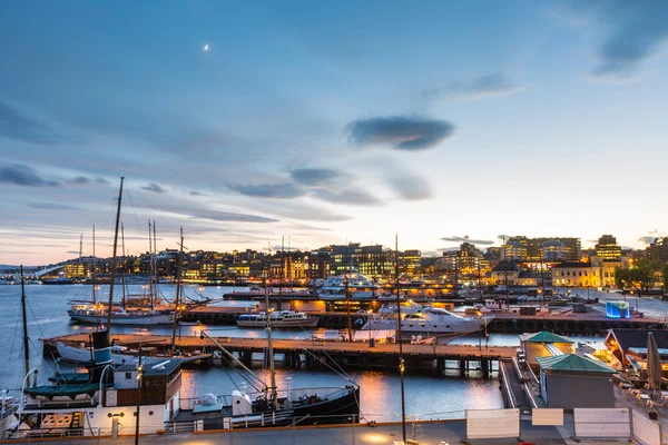 Porto di Oslo con barche e yacht al tramonto . — Foto Stock