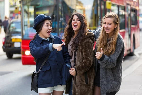 Groupe multiracial de filles marchant à Londres — Photo