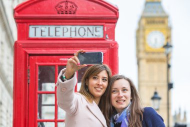 İki kadın bir selfie Londra'da alarak.
