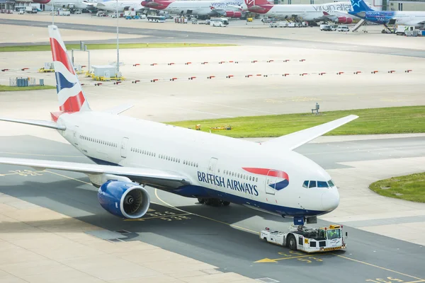 British Airways Boeing 777 Londra Gatwick Havalimanı'nda — Stok fotoğraf