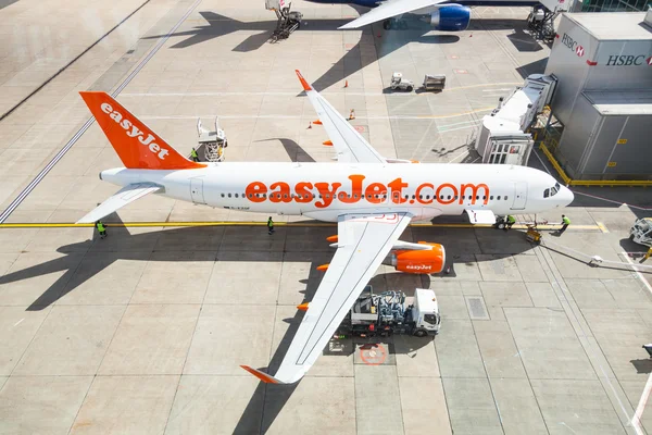 EasyJet luchtvaartmaatschappijen Airbus A320 in Londen Gatwick airport. — Stockfoto