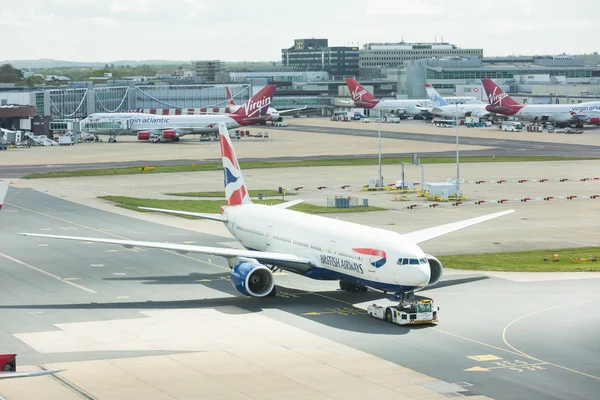 British Airways Boeing 777 no aeroporto de Londres Gatwick — Fotografia de Stock