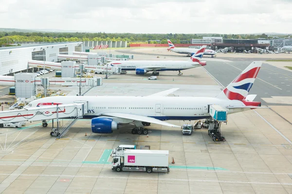 British Airways Boeing 777 no aeroporto de Londres Gatwick — Fotografia de Stock