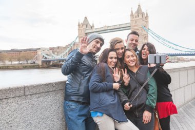 Londra'da bir selfie alarak zevk arkadaş grubu