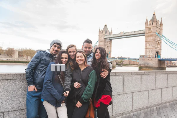 Grupo de amigos disfrutando tomando una selfie en Londres —  Fotos de Stock