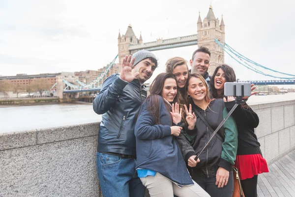 Groep vrienden genieten van het nemen van een selfie in Londen — Stockfoto