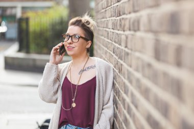 Hipster kadın Londra'da akıllı telefon üzerinde söz.