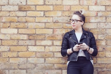 Londra'nın akıllı telefon yazarak hipster kadın.