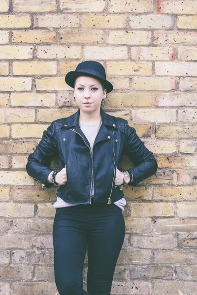 Hipster woman portrait against a brick wall in London. — Stock Photo, Image