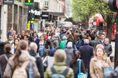 Londra Oxford Street üzerindeki kalabalık kaldırım