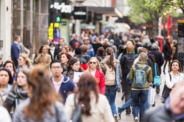 Londra Oxford Street üzerindeki kalabalık kaldırım