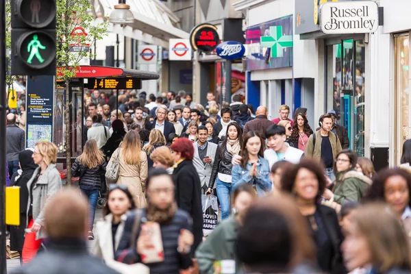 Londra Oxford Street üzerindeki kalabalık kaldırım — Stok fotoğraf