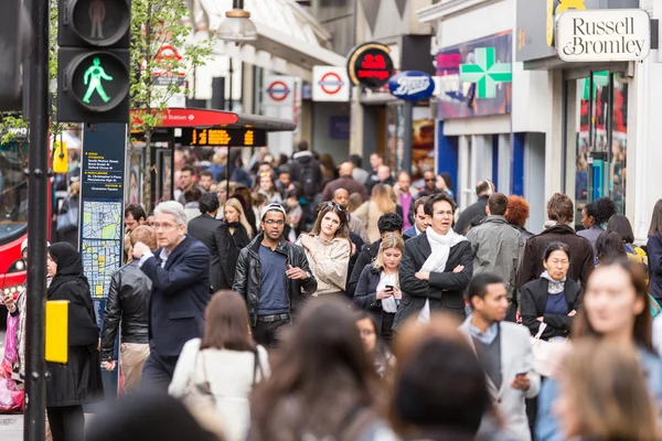 Crowded sidewalk on Oxford Street in London — Stock Photo, Image