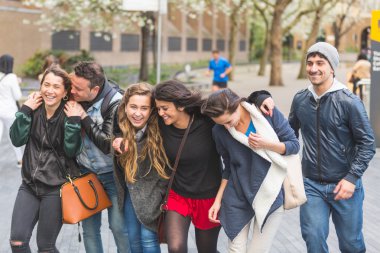 Yürüyüş ve having fun birlikte Londra'da arkadaş grubu