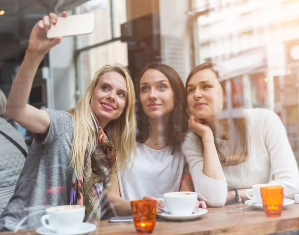 Mulheres tomando uma selfie em um café em Copenhague — Fotografia de Stock