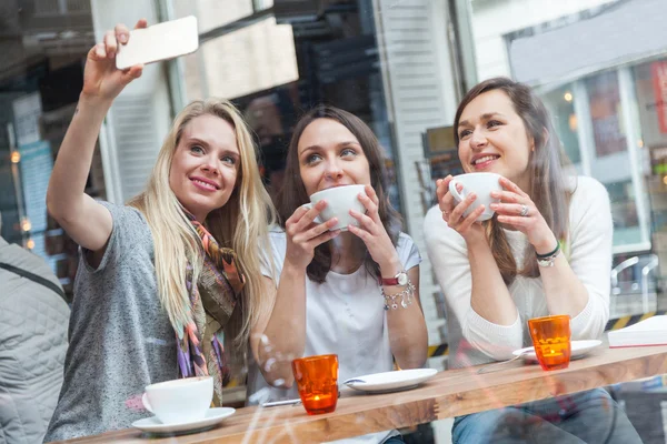 Mujeres tomando una selfie en un café en Copenhague — Foto de Stock