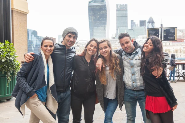 Arkadaş grubu birlikte Londra'da kucakladı. — Stok fotoğraf