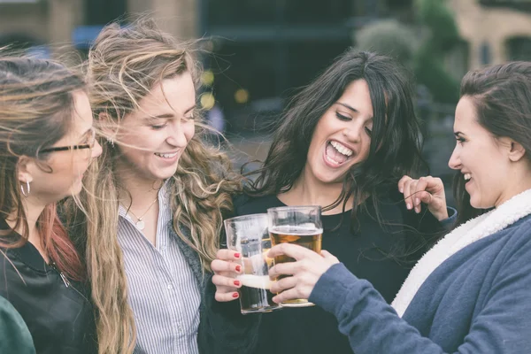 Gruppe von Frauen genießt ein Bier in einem Pub in London. — Stockfoto