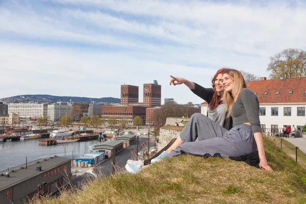 İki güzel İskandinav kızlar zamanlarında Oslo'da zevk — Stok fotoğraf