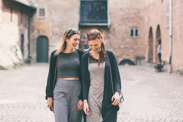 Dos hermosas chicas nórdicas visitando la antigua fortaleza en Oslo —  Fotos de Stock