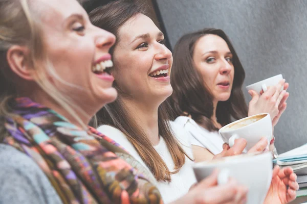 Vrouwen genieten van een kopje koffie in Kopenhagen — Stockfoto