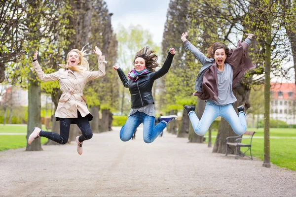 Grupo de mulheres pulando no parque — Fotografia de Stock