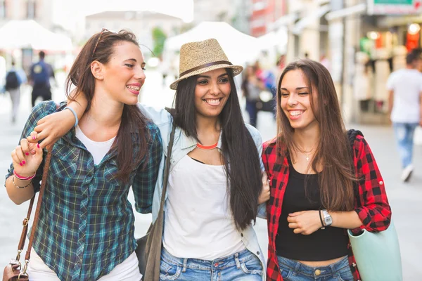 Drei glückliche Frauen, die durch die Stadt laufen — Stockfoto