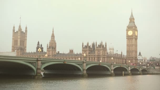 Westminster bridge en de big ben — Stockvideo