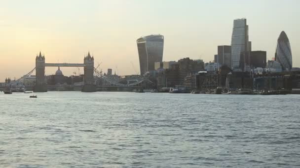 Tower Bridge a londýnské panoráma