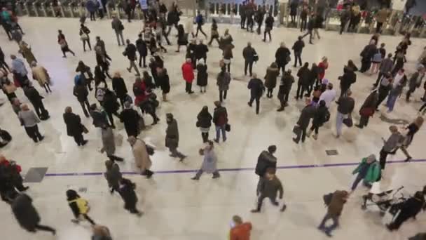 Pendlere og turister på Waterloo stasjon i London – stockvideo