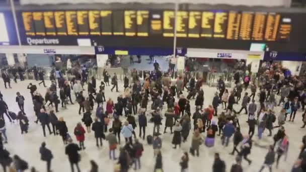 Yolcular ve turistler Londra Waterloo İstasyonu — Stok video